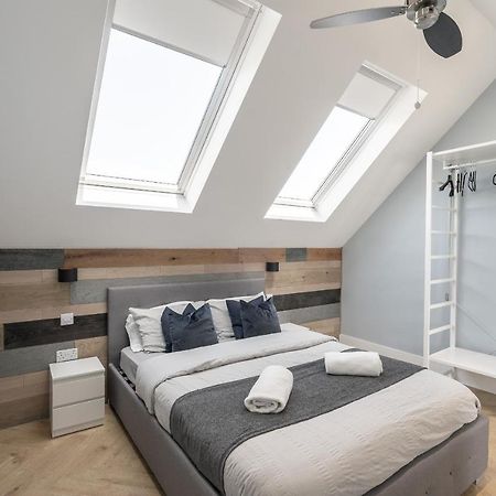 Corporate Suite Hookwood Bagian luar foto