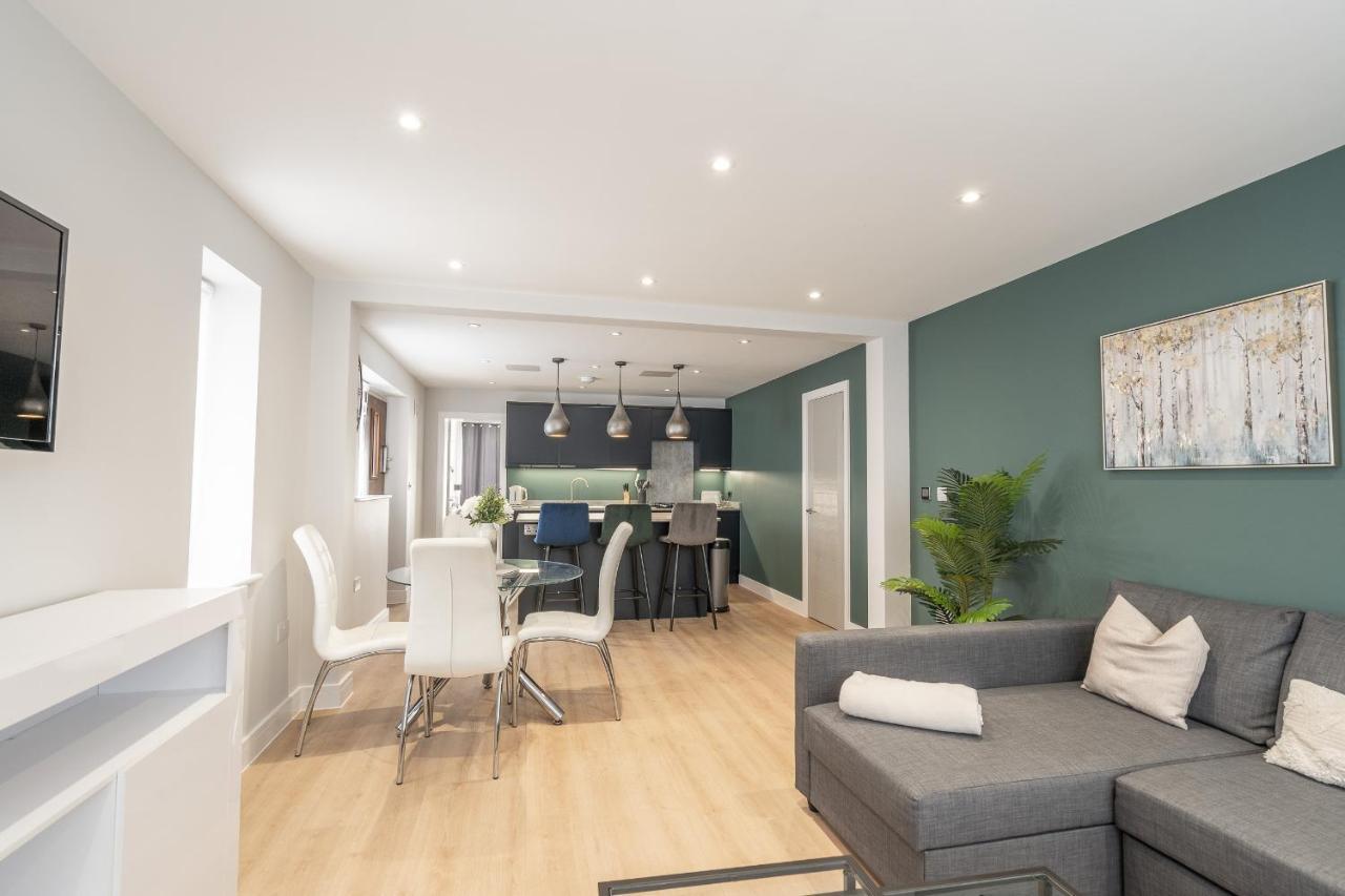 Corporate Suite Hookwood Bagian luar foto