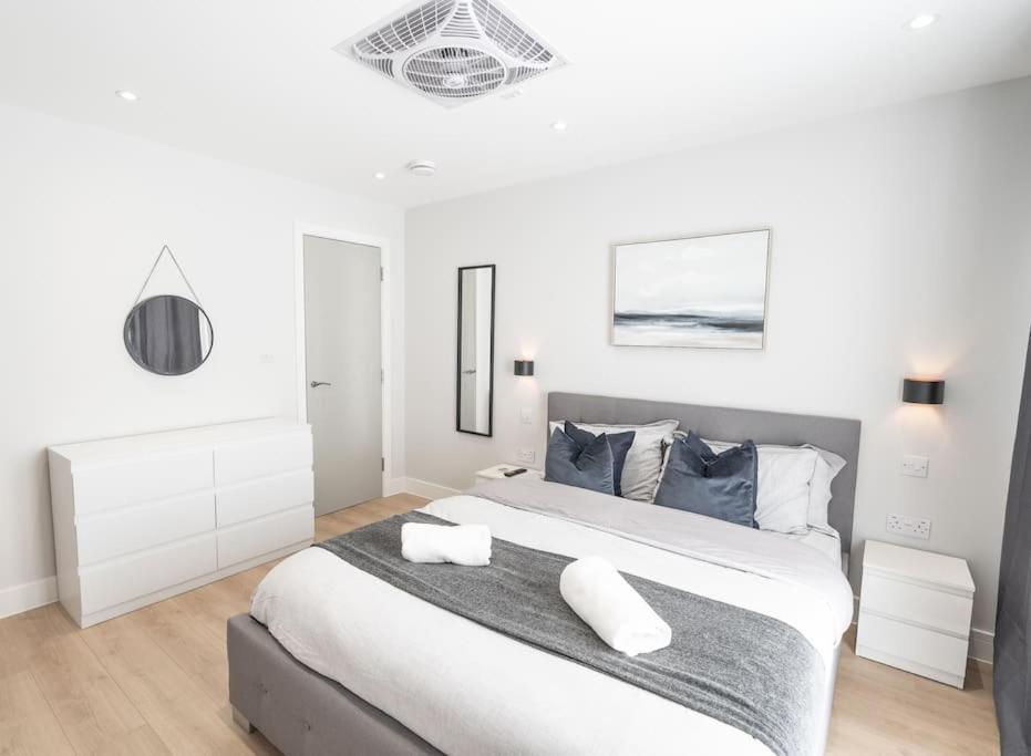 Corporate Suite Hookwood Bagian luar foto