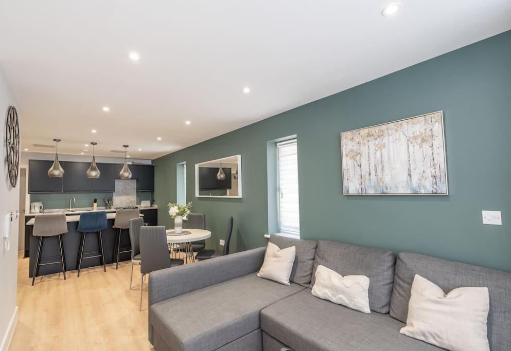 Corporate Suite Hookwood Bagian luar foto