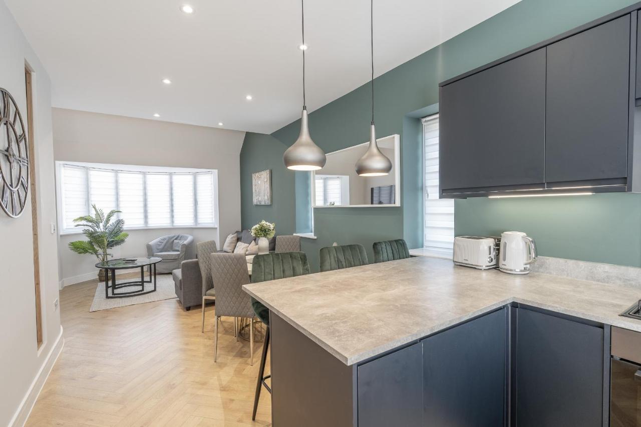 Corporate Suite Hookwood Bagian luar foto