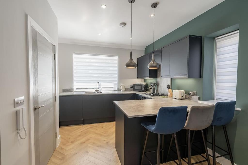 Corporate Suite Hookwood Bagian luar foto