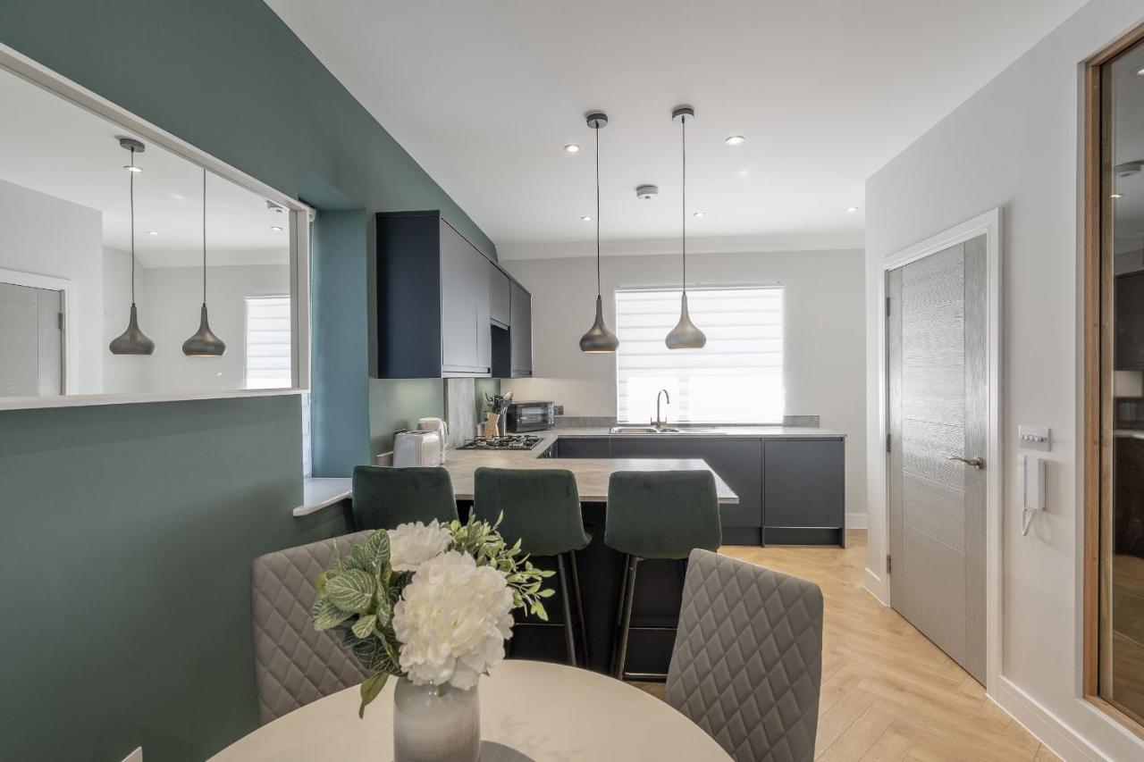 Corporate Suite Hookwood Bagian luar foto