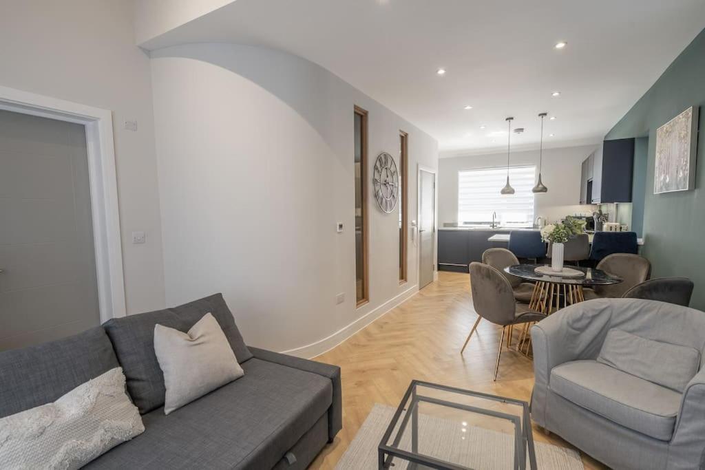 Corporate Suite Hookwood Bagian luar foto