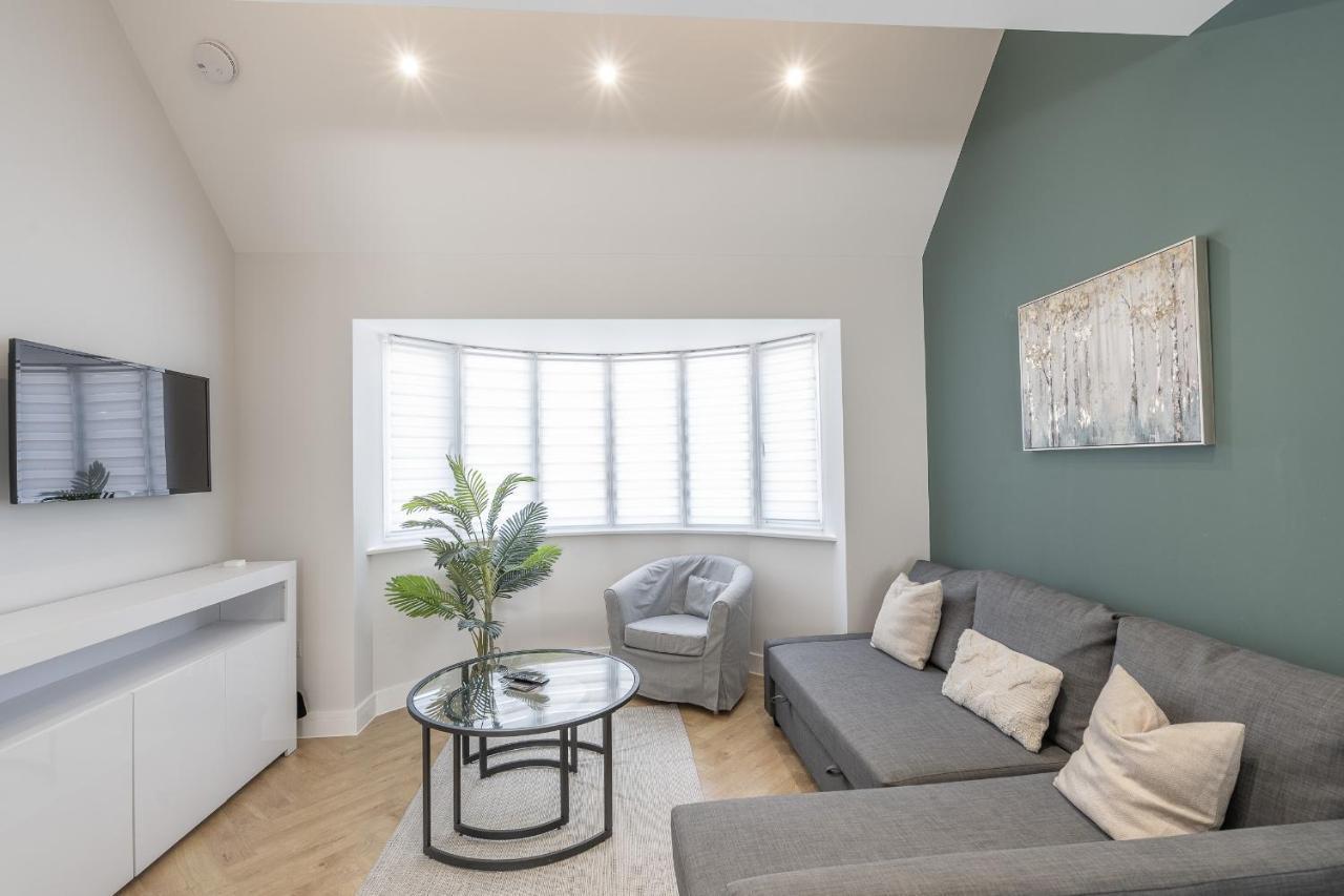 Corporate Suite Hookwood Bagian luar foto