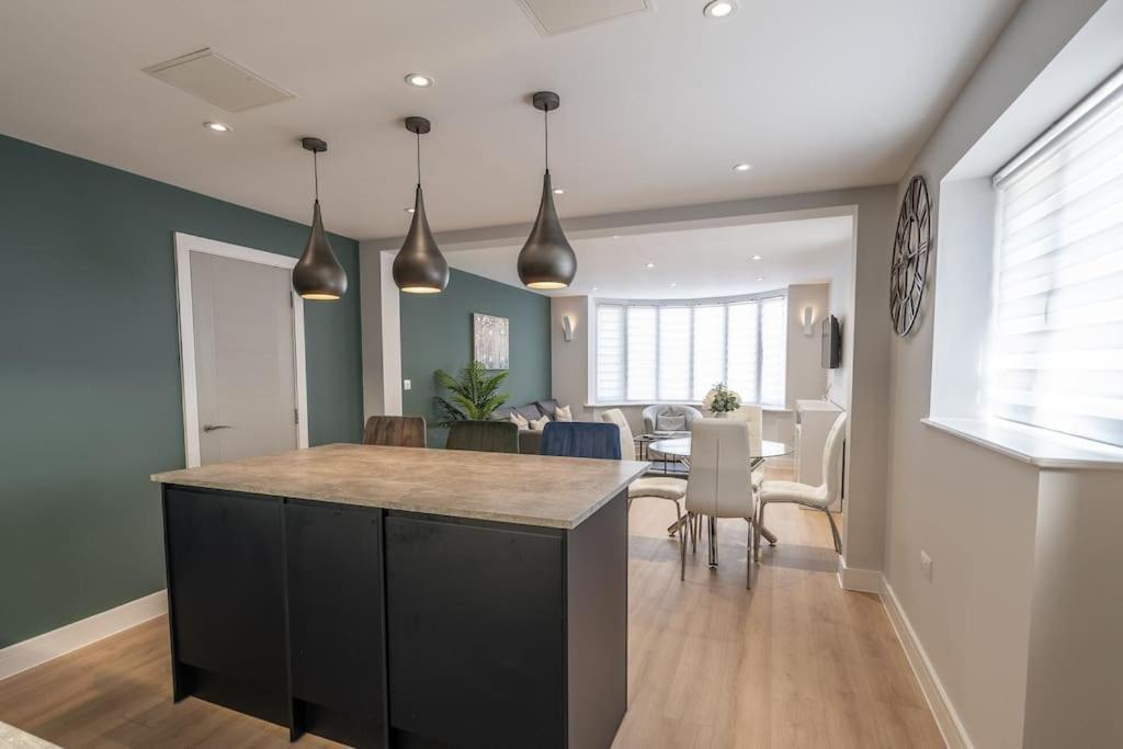 Corporate Suite Hookwood Bagian luar foto