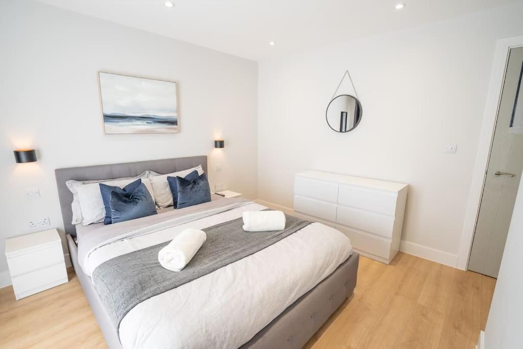 Corporate Suite Hookwood Bagian luar foto