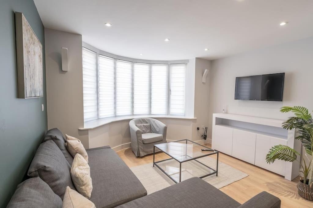 Corporate Suite Hookwood Bagian luar foto