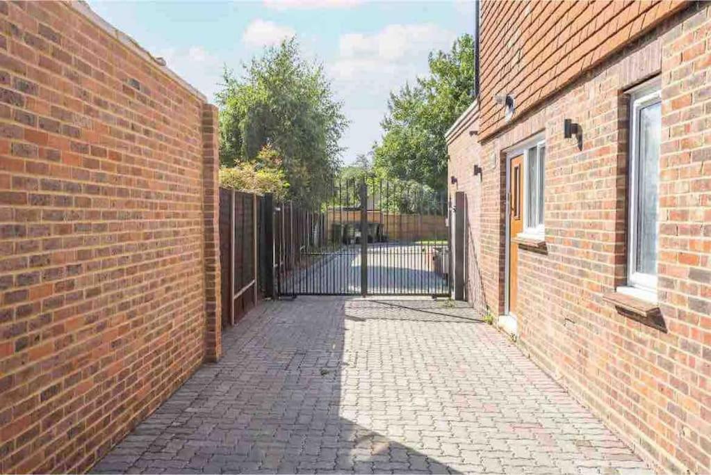 Corporate Suite Hookwood Bagian luar foto